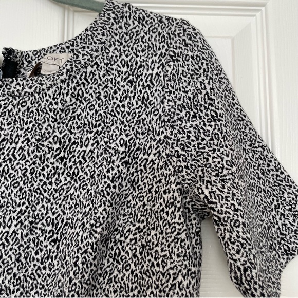 Loft stretchy leopard print midi dress with slit, size 2 - Picture 4 of 5